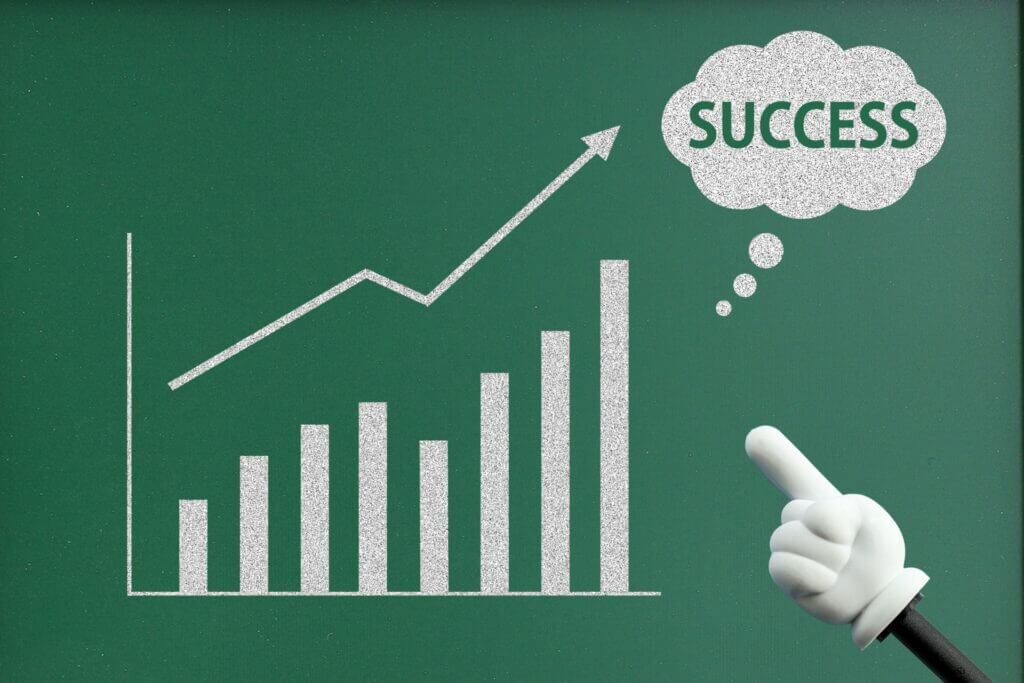 上昇するグラフ、成功の文字