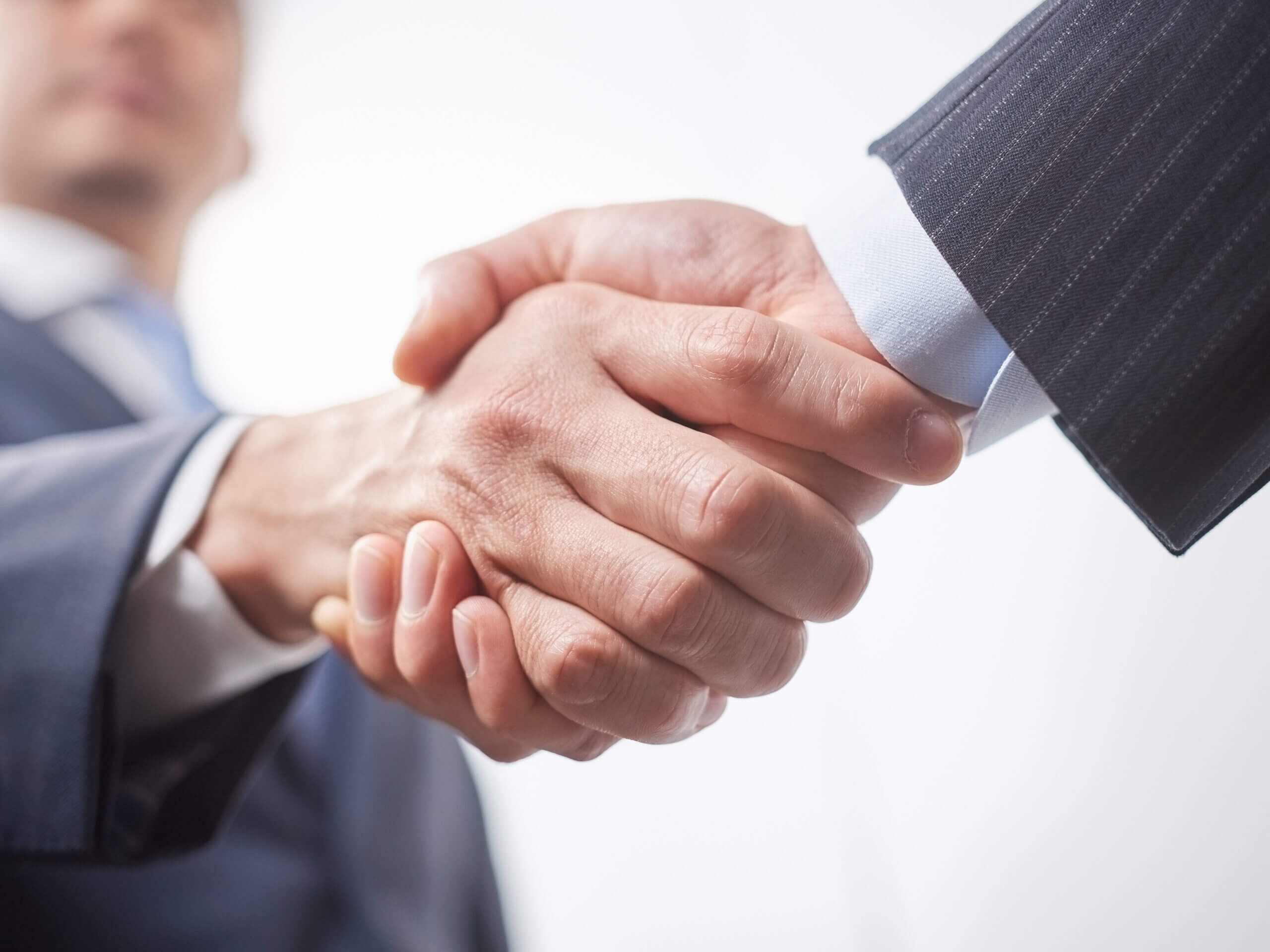 ビジネスパートナーと握手