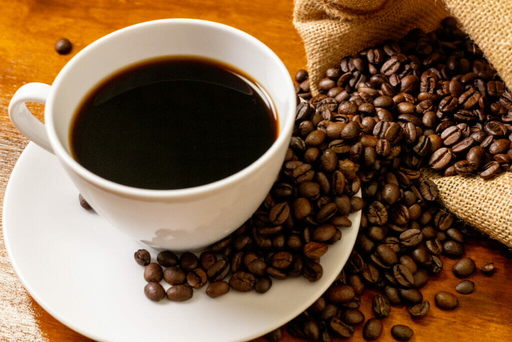 コーヒーカップとコーヒー豆　写真
